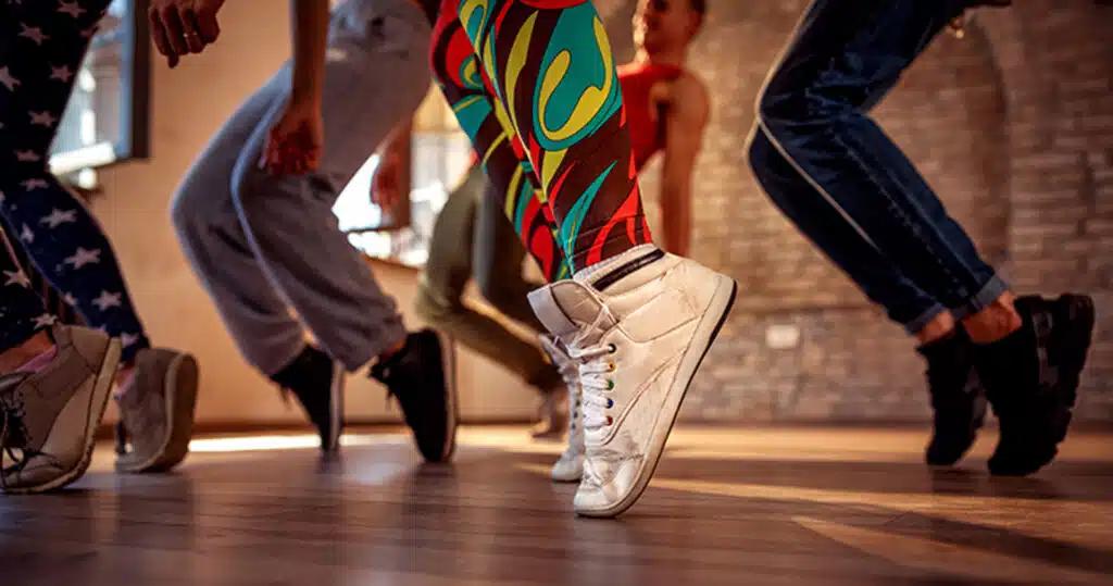 DANCERS ON TIP TOES IN STUDIO