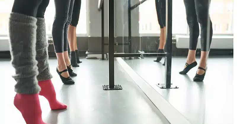 DANCERS ON TIP TOES